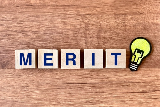 文字のついた積み木で「merit」を綴る