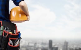ヘルメットを持つメンテナンス作業員