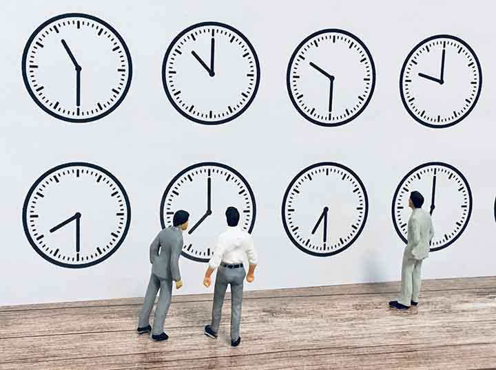 さまざまな予定の時間を確認するビジネスパーソン達
