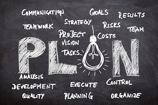 黒板に電球と「PLAN」を描くイメージ