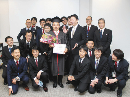 東京新聞にてレッドフォックスアルムナイの卒業式が特集されました！
