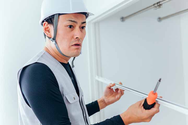 リフォーム作業をする男性 リフォーム作業をする男性