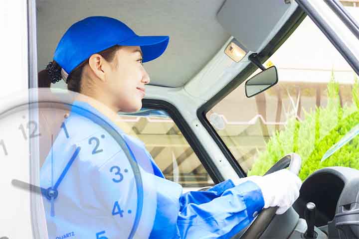 社用車で移動する女性 社用車で移動する女性