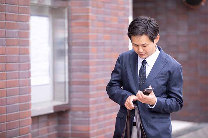 スマホで情報共有する営業 スマホで情報共有する営業